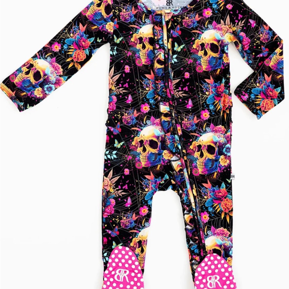 Frida Skuhla- Black and Pink Skull Print Footies